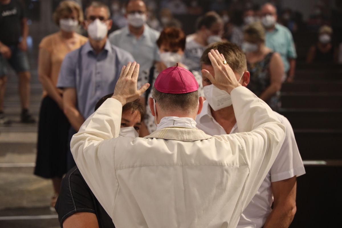 2621/0619 Ehejubilare Bischof 28. Juni Abend_27951 Mit rund 100 Ehepaaren aus der ganzen Diözese hat Bischof Dr. Franz Jung am Montagabend, 28. Juni, einen Gottesdienst im Würzburger Kiliansdom gefeiert. Eingeladen waren Ehejubilare, die in den Jahren 2020 und 2021 ihr silbernes Ehejubiläum feiern. Nach dem Gottesdienst ließen sich die Ehepartner von Bischof Jung und weiteren Priestern und Diakonen mit Abstand segnen.