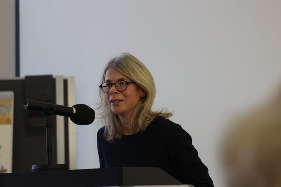 Dr. Katrin Schwarz, Schriftführerin des Diözesangeschichtsvereins und Leiterin von Archiv und Bibliothek des Bistums Würzburg, begrüßte die Teilnehmenden zur Jahresversammlung im Burkardushaus.  Dr. Katrin Schwarz, Schriftführerin des Diözesangeschichtsvereins und Leiterin von Archiv und Bibliothek des Bistums Würzburg, begrüßte die Teilnehmenden zur Jahresversammlung im Burkardushaus.