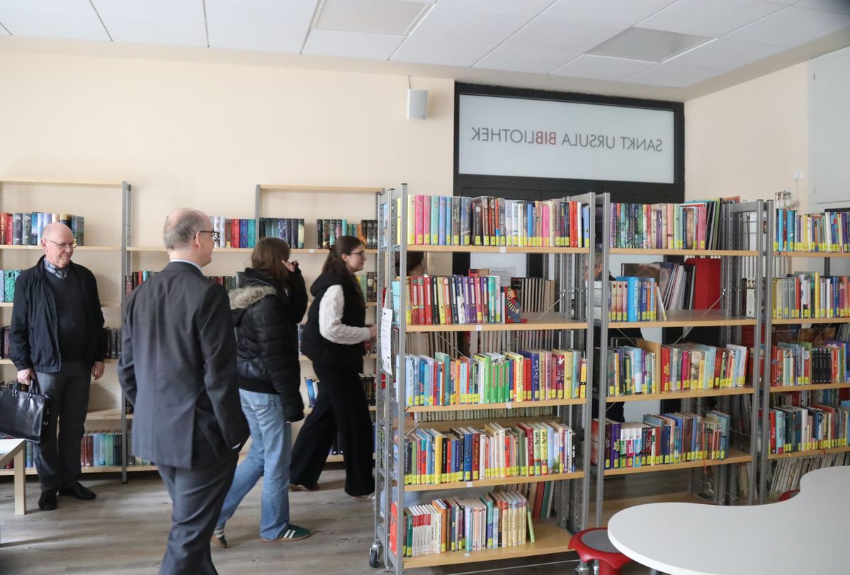 1525/0353 Bischof Jung besucht Sankt-Ursula-Schule_57006