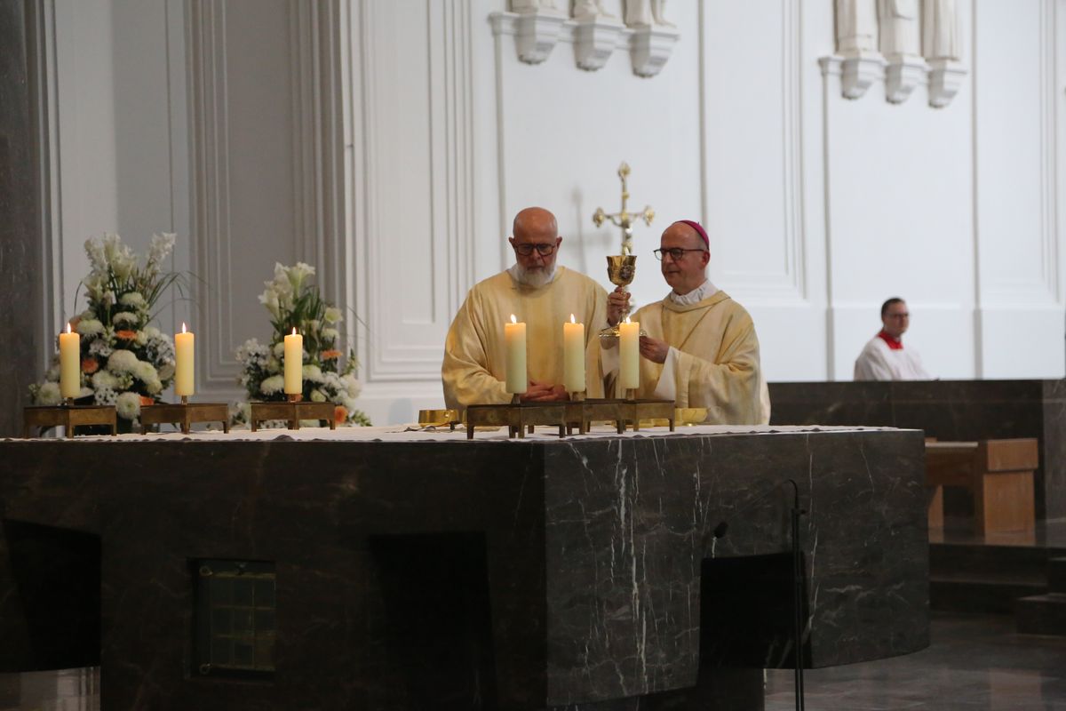 Bischof Dr. Franz Jung hat am Donnerstagnachmittag, 4. Juli, mit etwa 320 Paaren im Kiliansdom ihr goldenes oder diamantenes Ehejubiläum gefeiert.
