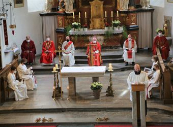 Weihbischof Ulrich Boom feierte am Donnerstagabend ein Pontifikalamt in der Pfarrkirche Sankt Michael in Zeil am Main.