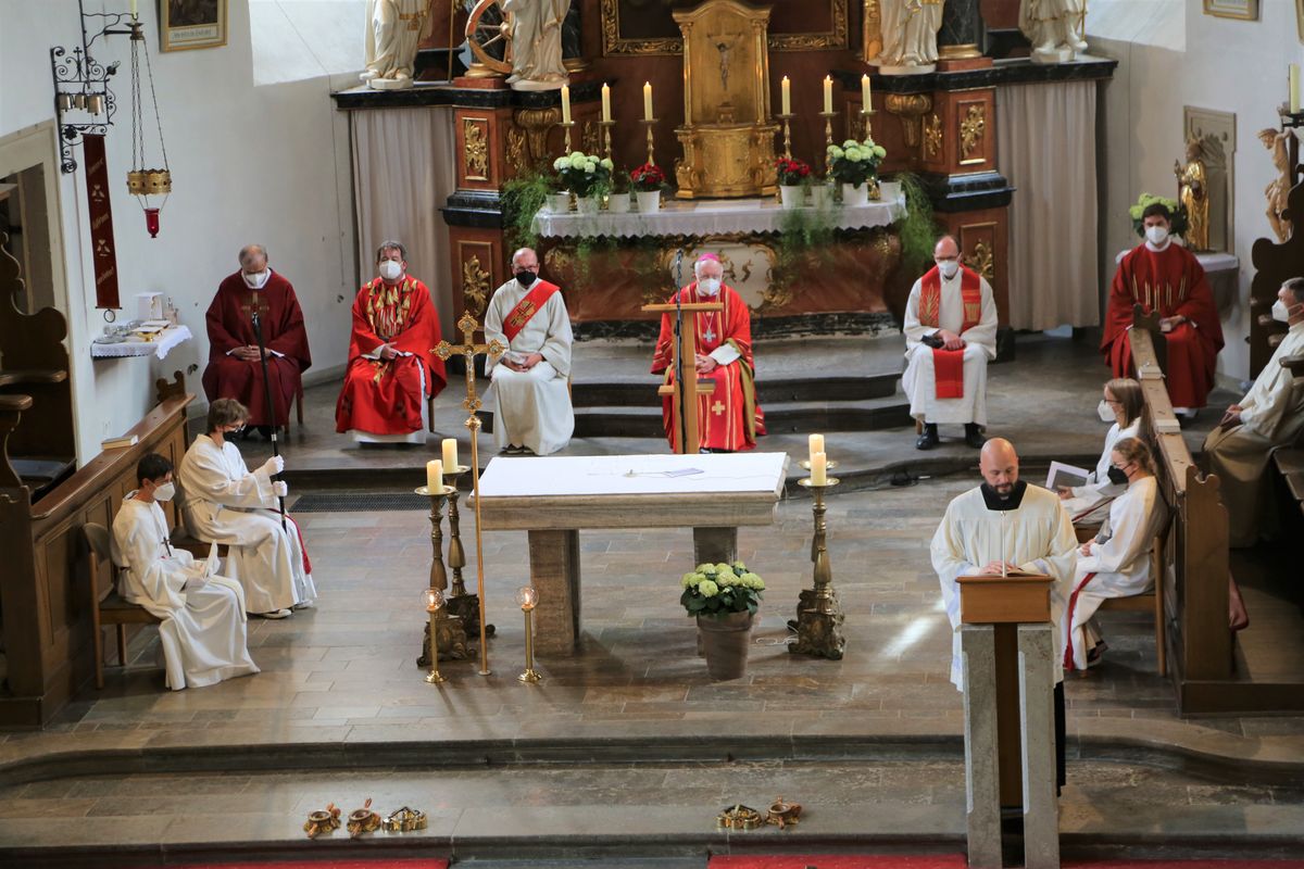 Weihbischof Ulrich Boom feierte am Donnerstagabend ein Pontifikalamt in der Pfarrkirche Sankt Michael in Zeil am Main.