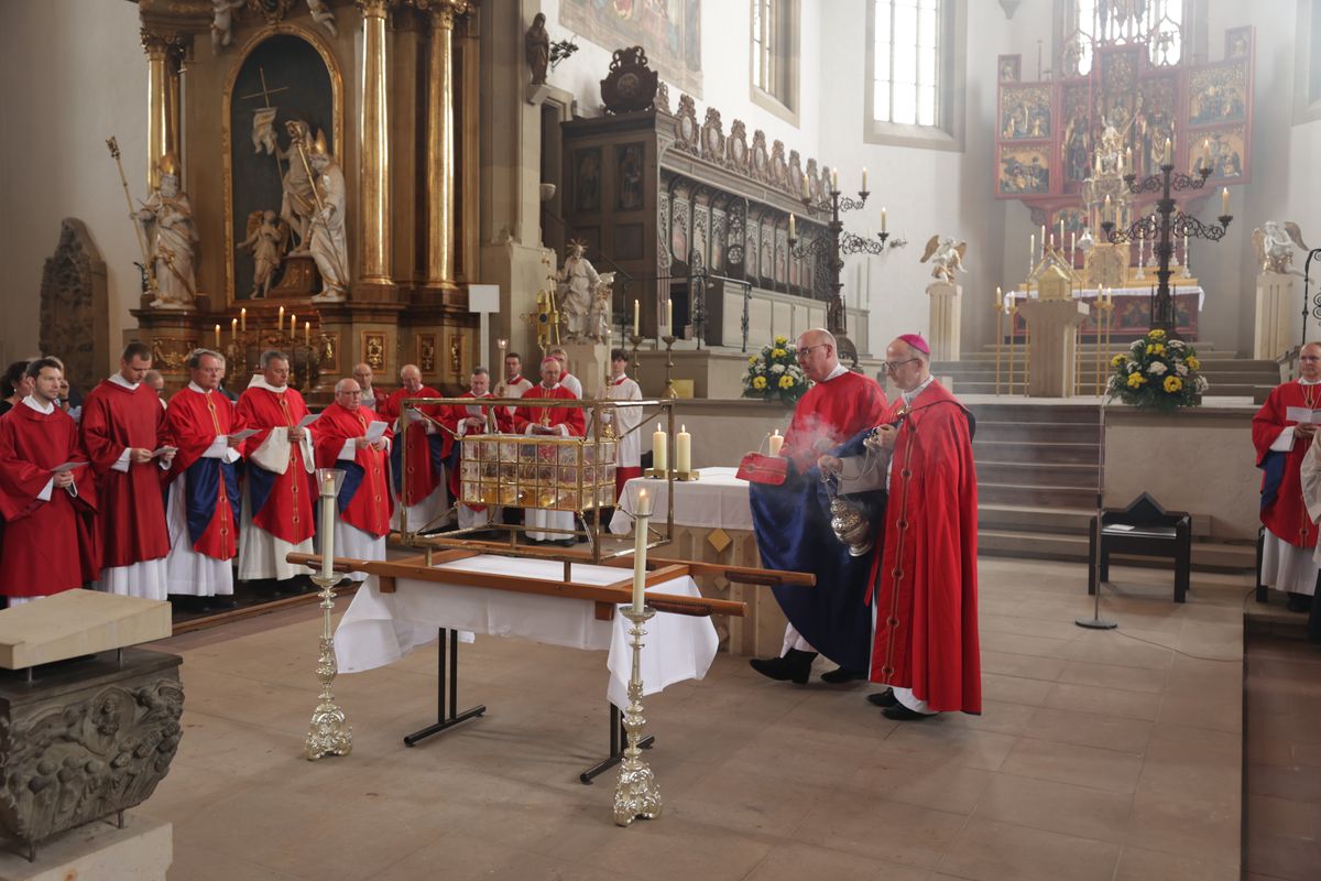 Mit einer Reliquienprozession von Sankt Burkard über die Alte Mainbrücke und einem Pontifikalgottesdienst im Kiliansdom ist am Sonntag, 6. Juli, die Kiliani-Wallfahrtswoche 2025 eröffnet worden.