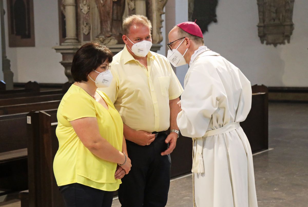 2721/0649 Dankgottesdienst für Ehejubilare mit Bischof Jung am Freitagabend, 2. Juli_28581 Mit rund 120 Ehepaaren aus der ganzen Diözese, die 2020 oder 2021 ihr silbernes Ehejubiläum feiern, hat Bischof Dr. Franz Jung am Freitagabend, 2. Juli, einen Gottesdienst im Würzburger Kiliansdom gefeiert.
