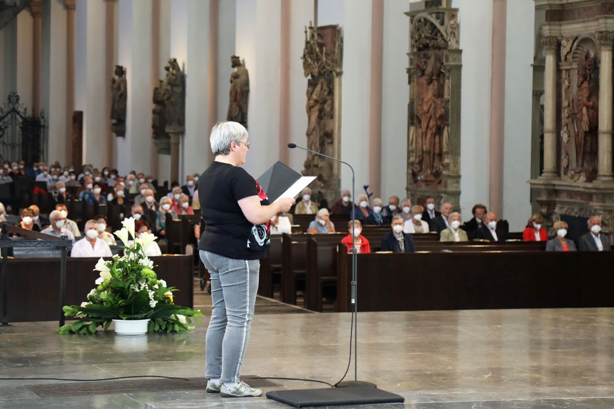 	 Weihbischof Ulrich Boom feierte am Mittwochnachmittag, 30. Juni, einen Gottesdienst für Ehepaare, die 2020 oder 2021 ihr goldenes, diamantenes oder eisernes Ehejubiläum hatten. Im Anschluss konnten sich die Paare segnen lassen.