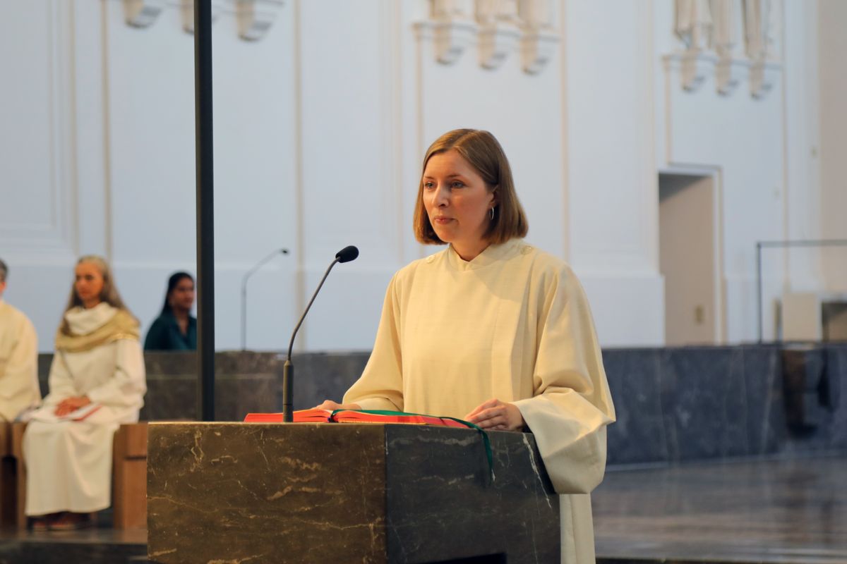 Mit rund 1000 Eheleuten, die in diesem Jahr Silberhochzeit haben, feierte Bischof Dr. Franz Jung am Freitagabend, 4. Juli 2025, einen Pontifikalgottesdienst im Kiliansdom. Im Anschluss erteilten er, Weihbischof Paul Reder sowie weitere Seelsorgerinnen und Seelsorger den Paaren einzeln den Segen.