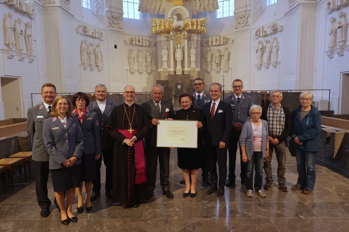 Bischof Dr. Franz Jung (5. von links) mit  Hans-Georg von Mallinckrodt (rechts daneben), dessen Angehörigen und Vertretern der Malteser. 