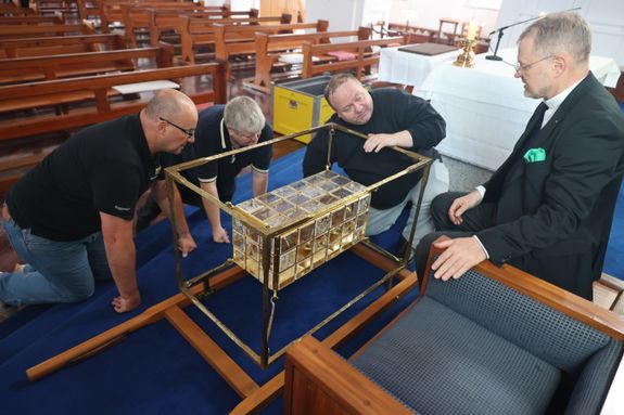 In einer der Hauskapellen wurde der Reliquienschrein aus der Klimakiste genommen und in das Tragegestell montiert.