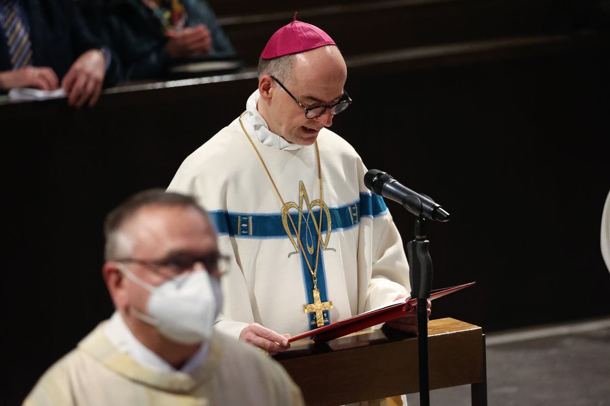 Bischof Dr. Franz Jung hat die Menschheit, insbesondere die Ukraine und Russland, bei einem Pontifikalgottesdienst am Freitagabend, 25. März, dem Unbefleckten Herzen Mariens geweiht.
