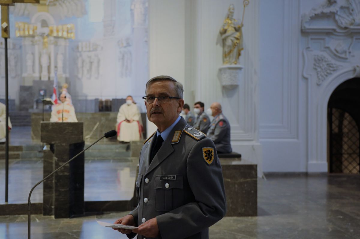 Im Namen der Bundeswehr dankte Oberstleutnant Wolfgang Hagedorn Bischof Dr. Franz Jung für den Gottesdienst im Kiliansdom. 