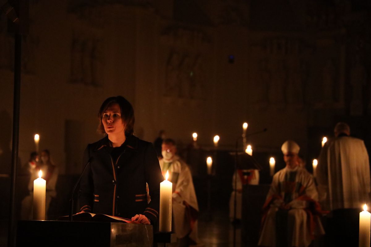 Während der Lichtfeier beleuchtete nur das Licht von Kerzen den Kiliansdom.