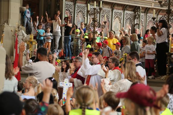 Rund 900 Kindergartenkinder haben am Freitag, 11. Juli, einen Gottesdienst mit Bischof Dr. Franz Jung in der Kirche Sankt Burkard gefeiert. Im Anschluss zogen sie über die Alte Mainbrücke in den Kiliansdom. 