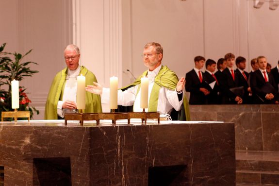 Domdekan Generalvikar Dr. Jürgen Vorndran (rechts) stand gemeinsam mit Dompropst Monsignore Thomas Zander (Bistum Essen) als Offiziant dem Gottesdienst vor.