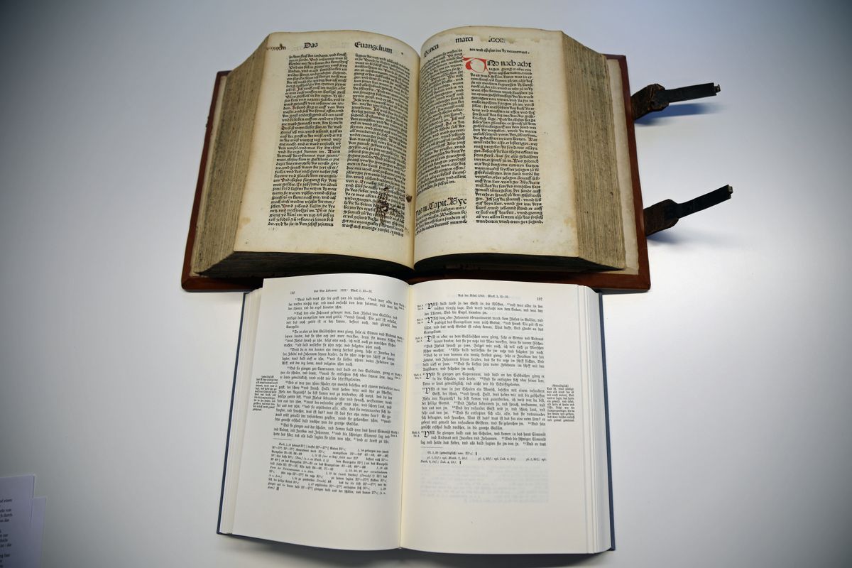 Die "Grüninger-Bibel" (oben) und die Luther-Bibel im direkten Vergleich. Die alte Bibel besticht mit ihrer schön geschwungenen Schrift und den farbigen Details. Die "Grüninger-Bibel" (oben) und die Luther-Bibel im direkten Vergleich. Die alte Bibel besticht mit ihrer schön geschwungenen Schrift und den farbigen Details.