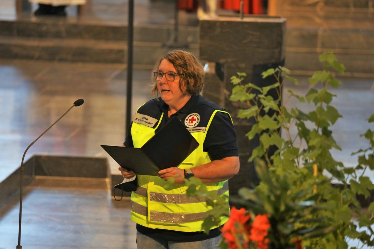 2821/0668 Blaulichtgottesdienst_28785 Weihbischof Ulrich Boom stand am Mittwochabend, 7. Juli, der Kiliani-Wort-Gottes-Feier für Polizei, Feuerwehr, Technisches Hilfswerk, Rettungsdienste und Notfallseelsorge im Kiliansdom vor.