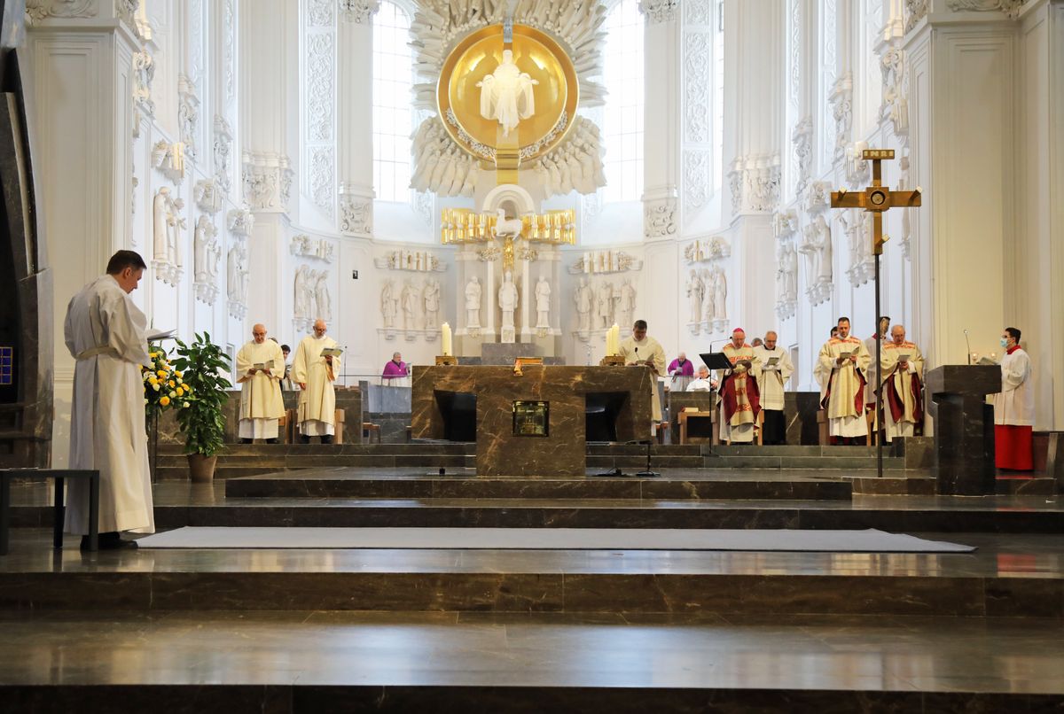 Bei einem Pontifikalgottesdienst am Samstag, 17. Oktober, hat Weihbischof Ulrich Boom im Würzburger Kiliansdom Uwe Becker zum Ständigen Diakon geweiht.