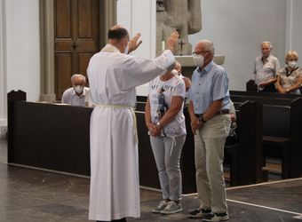 Mit rund 110 Ehepaaren aus der ganzen Diözese hat Weihbischof Ulrich Boom am Mittwochnachmittag, 23. Juni, einen Pontifikalgottesdienst gefeiert. Eingeladen waren Ehejubilare, die in den Jahren 2020 und 2021 auf 50, 60 oder 65 gemeinsame Jahre zurückblicken.