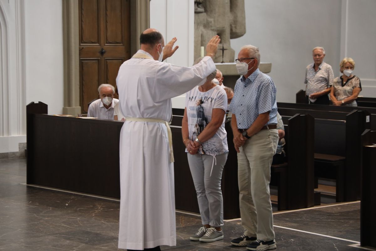 Mit rund 110 Ehepaaren aus der ganzen Diözese hat Weihbischof Ulrich Boom am Mittwochnachmittag, 23. Juni, einen Pontifikalgottesdienst gefeiert. Eingeladen waren Ehejubilare, die in den Jahren 2020 und 2021 auf 50, 60 oder 65 gemeinsame Jahre zurückblicken.