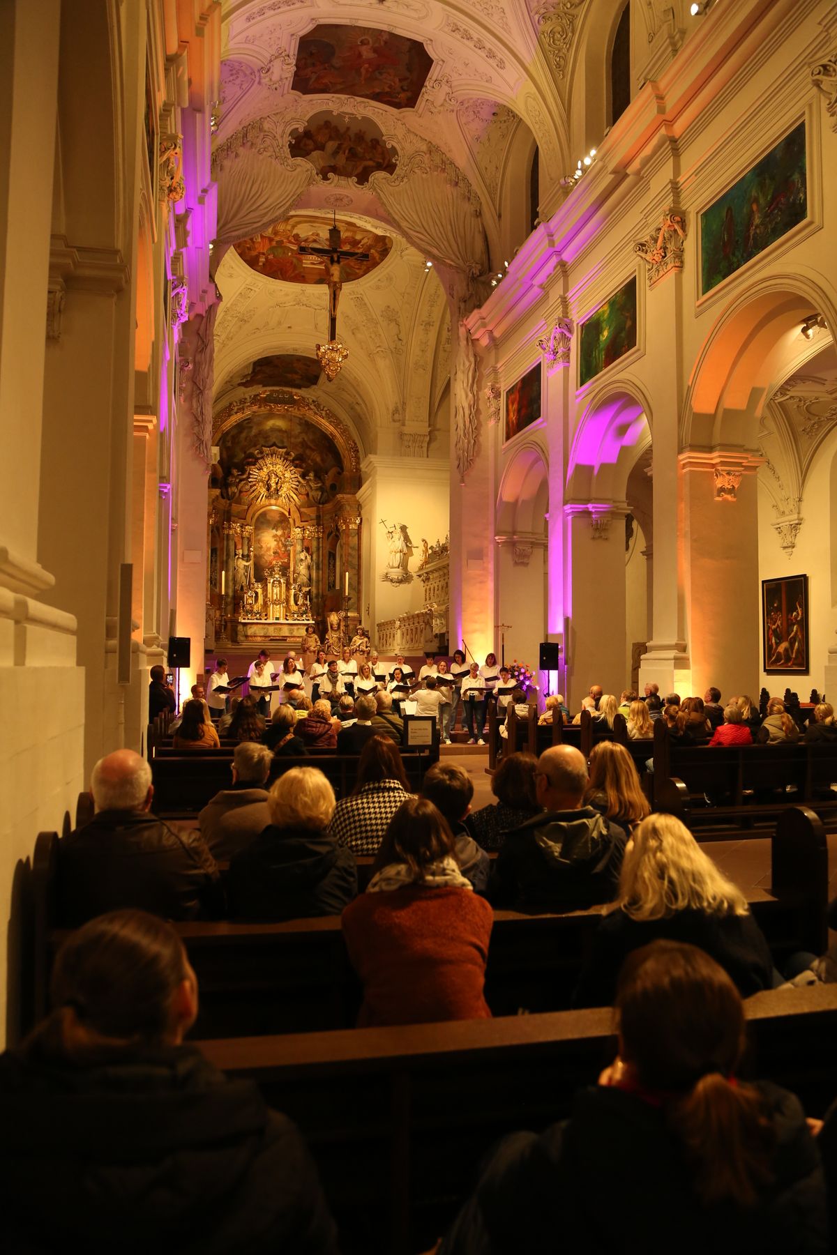Der Chor "TonArt" gab unter der Leitung von Elisabeth Netrval im Neumünster ein Konzert mit neuen geistlichen
Liedern. 