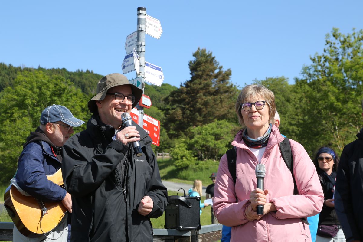 Fast 400 Gläubige haben an der Ökumenischen Kreuzbergwallfahrt mit Bischof Jung und Regionalbischöfin Bornowski teilgenommen.  Fast 400 Gläubige haben an der Ökumenischen Kreuzbergwallfahrt mit Bischof Jung und Regionalbischöfin Bornowski teilgenommen.