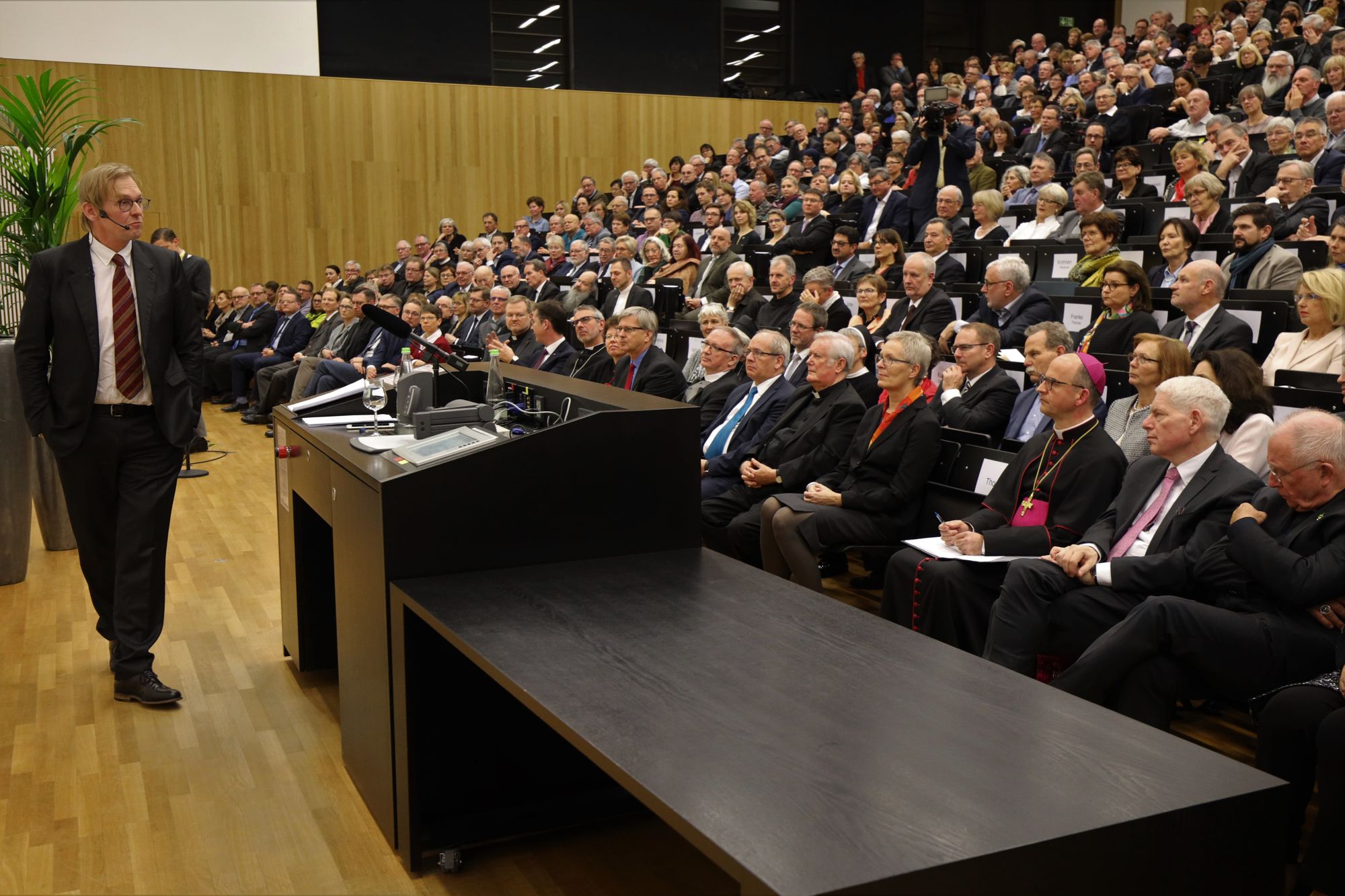 Professor Dr. Dieter Thomä verstand es, mit seinem Vortrag zu unterhalten und zugleich Denkanstöße zu geben.