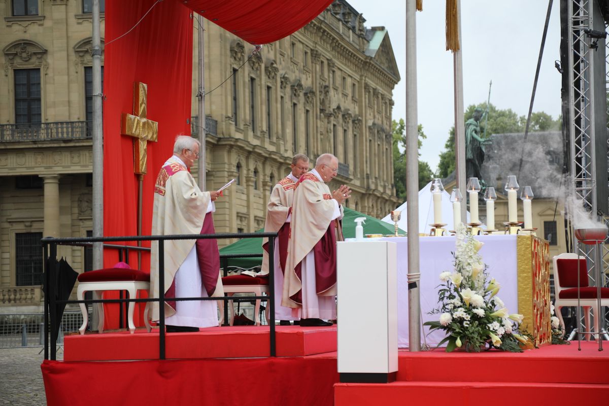 Weihbischof Ulrich Boom hat an Fronleichnam mit rund 350 Besuchern auf dem Würzburger Residenzplatz einen Freiluftgottesdienst gefeiert.