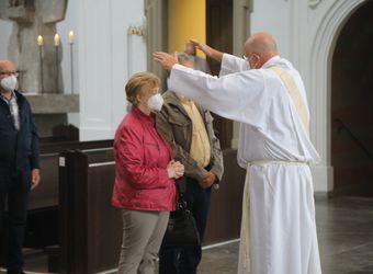 Bischof Dr. Franz Jung segnete nach dem Gottesdienst die Ehejubilare.