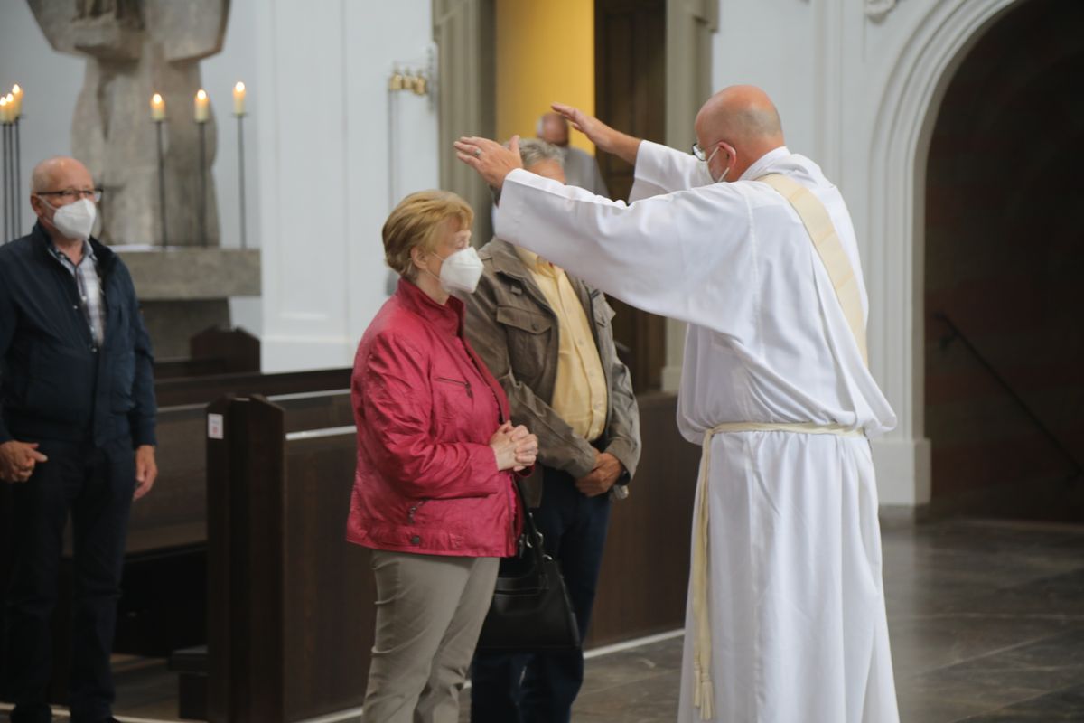 2721/0630_Ehejubilare mit Bischof Franz Jung_28182 Bischof Dr. Franz Jung segnete nach dem Gottesdienst die Ehejubilare.