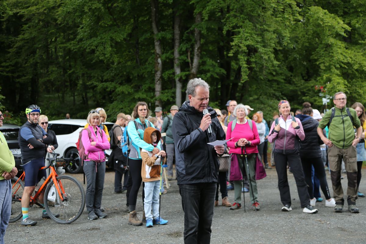 Fast 400 Gläubige haben an der Ökumenischen Kreuzbergwallfahrt mit Bischof Jung und Regionalbischöfin Bornowski teilgenommen.  Fast 400 Gläubige haben an der Ökumenischen Kreuzbergwallfahrt mit Bischof Jung und Regionalbischöfin Bornowski teilgenommen.