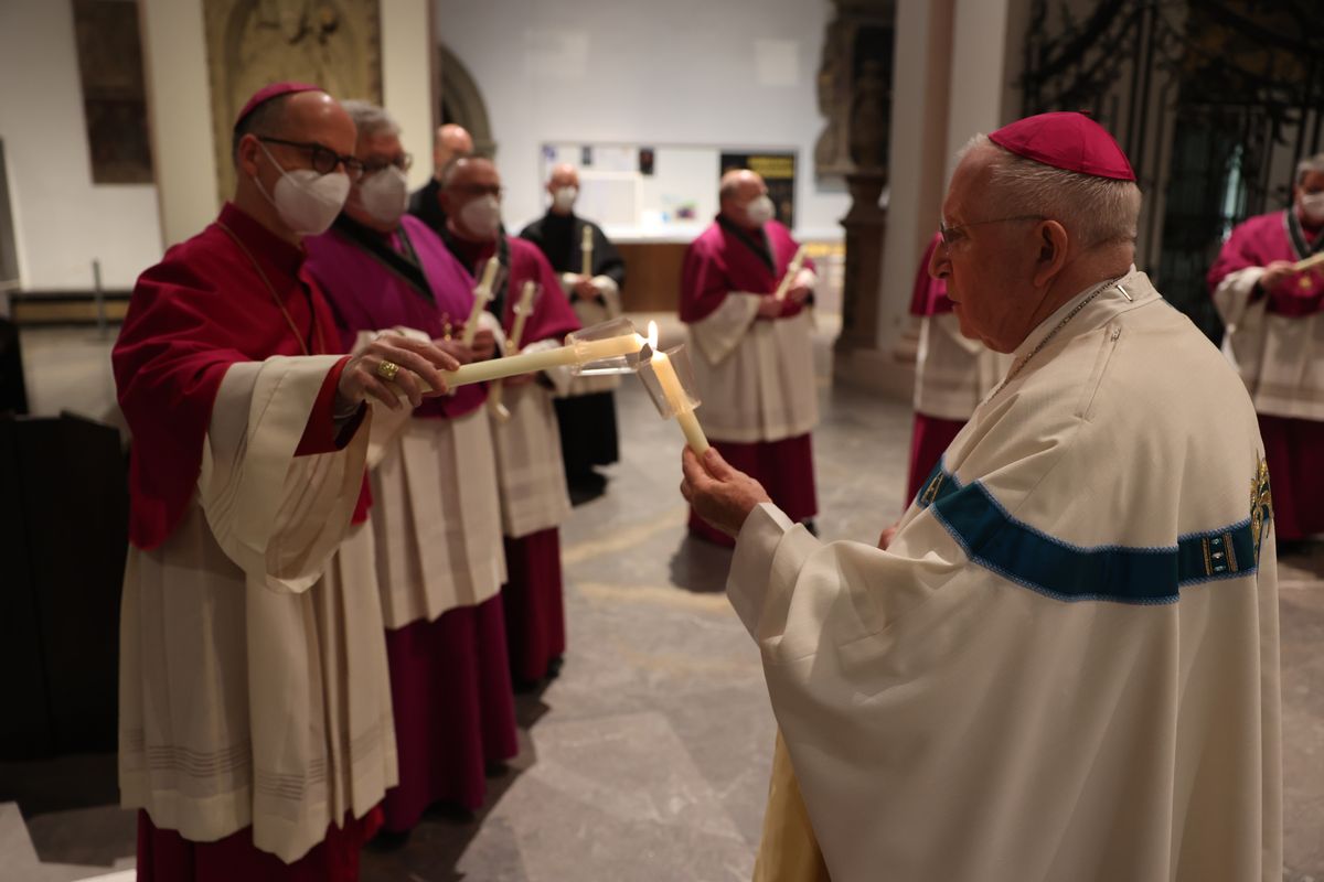 Mit brennenden Kerzen in Händen zogen der Weihbischof und das Domkapitel vom Menoraleuchter zum Altar. Mit brennenden Kerzen in Händen zogen der Weihbischof und das Domkapitel vom Menoraleuchter zum Altar.