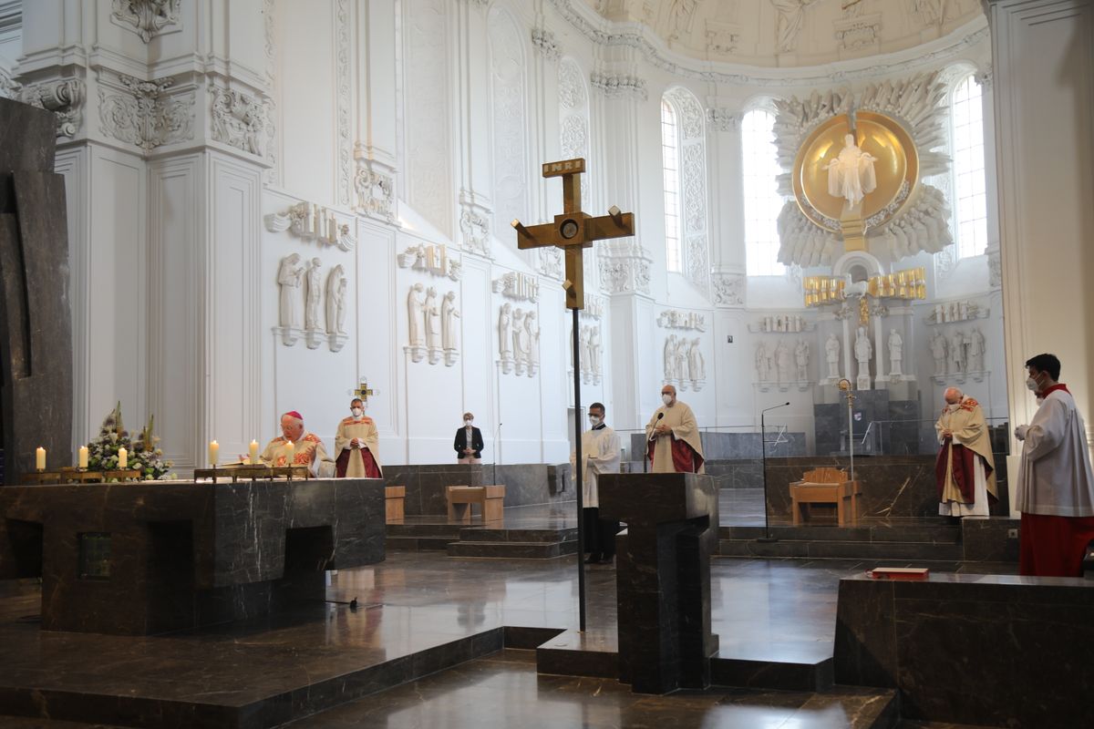 2621/0622 - Ehejubilare Gold mit Weihbischof Ulrich Boom_27863 Weihbischof Ulrich Boom feierte am Montagnachmittag, 26. Juni, einen Gottesdienst für Ehepaare, die 2020 oder 2021 ihr goldenes, diamantenes oder eisernes Ehejubiläum hatten. Im Anschluss konnten sich die Paare segnen lassen.