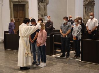 Bischof Dr. Franz Jung feierte am Mittwochabend, 23. Juni, einen Gottesdienst für Ehepaare, die 2021 oder 2021 auf 25 gemeinsame Jahre zurückblicken. Im Anschluss konnten sich die Paare segnen lassen.