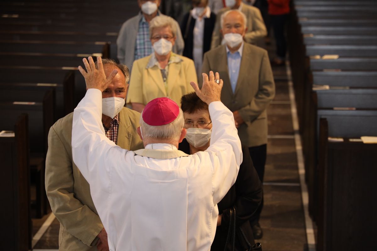 2721/0646 Ehejubilare Freitag, 2- Juli vormittags WB Boom_28480 Im Anschluss an den Ehejubilarsgottesdienst mit Weihbischof Ulrich Boom am Freitagvormittag, 2. Juli, konnten sich die Paare von ihm und weiteren Priestern und Diakonen segnen lassen.