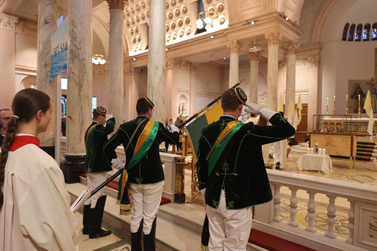 Bischof Dr. Franz Jung feierte am Sonntag, 6. Oktober, einen Gottesdienst zum Abschluss der Irlandwallfahrt mit den Reliquien der Frankenapostel in der Kathedrale von Cavan. Im Anschluss wurde der Schrein mit den Häuptern der Märtyrer für den Rücktransport nach Würzburg sicher verpackt.