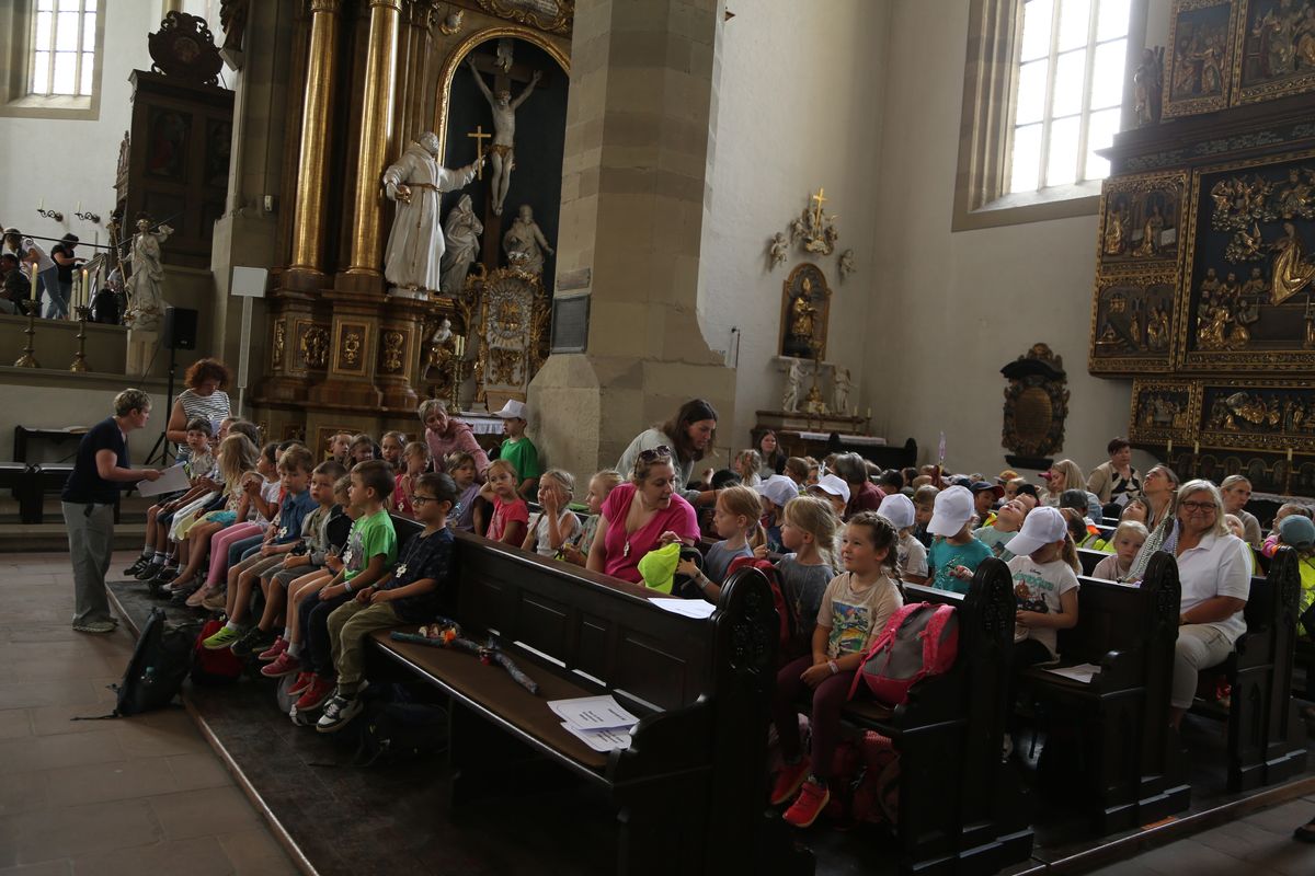 Rund 900 Kindergartenkinder haben am Freitag, 11. Juli, einen Gottesdienst mit Bischof Dr. Franz Jung in der Kirche Sankt Burkard gefeiert. Im Anschluss zogen sie über die Alte Mainbrücke in den Kiliansdom. 