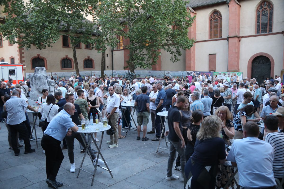 Mit rund 1000 Eheleuten, die in diesem Jahr Silberhochzeit haben, feierte Bischof Dr. Franz Jung am Freitagabend, 4. Juli 2025, einen Pontifikalgottesdienst im Kiliansdom. Im Anschluss erteilten er, Weihbischof Paul Reder sowie weitere Seelsorgerinnen und Seelsorger den Paaren einzeln den Segen.