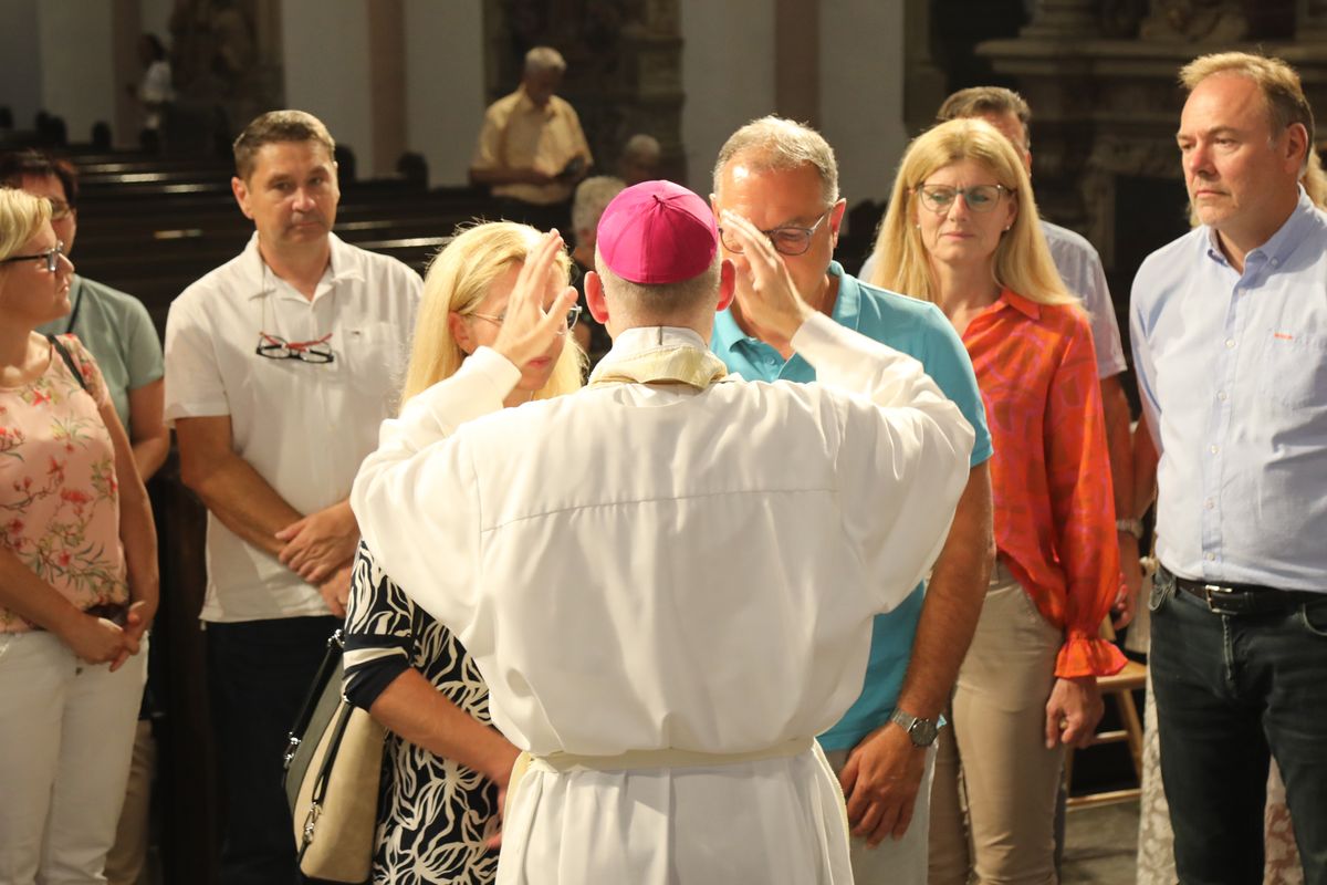 Mit rund 1000 Eheleuten, die in diesem Jahr Silberhochzeit haben, feierte Bischof Dr. Franz Jung am Freitagabend, 4. Juli 2025, einen Pontifikalgottesdienst im Kiliansdom. Im Anschluss erteilten er, Weihbischof Paul Reder sowie weitere Seelsorgerinnen und Seelsorger den Paaren einzeln den Segen.