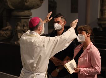 Bischof Dr. Franz Jung feierte am Mittwochabend, 23. Juni, einen Gottesdienst für Ehepaare, die 2021 oder 2021 auf 25 gemeinsame Jahre zurückblicken. Im Anschluss konnten sich die Paare segnen lassen.