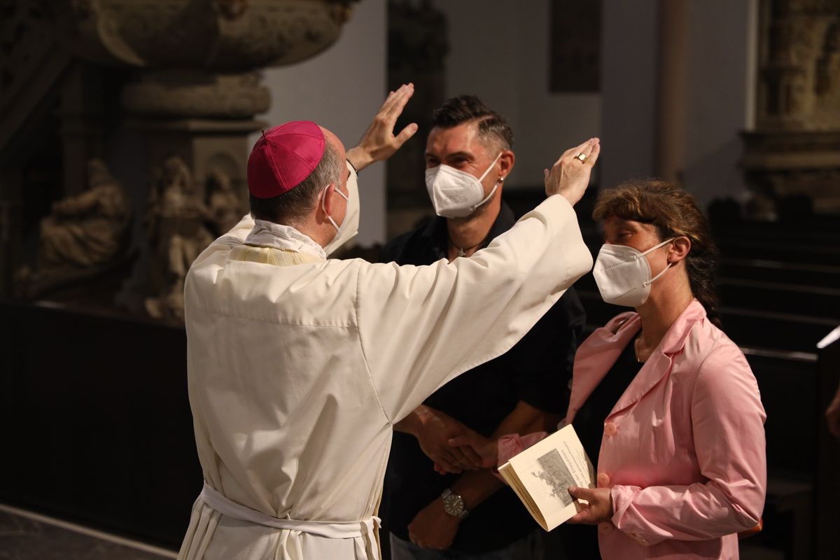 Bischof Dr. Franz Jung feierte am Mittwochabend, 23. Juni, einen Gottesdienst für Ehepaare, die 2021 oder 2021 auf 25 gemeinsame Jahre zurückblicken. Im Anschluss konnten sich die Paare segnen lassen.