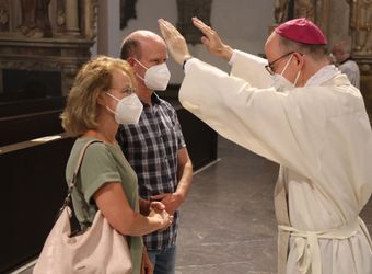 Mit rund 100 Ehepaaren aus der ganzen Diözese hat Bischof Dr. Franz Jung am Montagabend, 28. Juni, einen Gottesdienst im Würzburger Kiliansdom gefeiert. Eingeladen waren Ehejubilare, die in den Jahren 2020 und 2021 ihr silbernes Ehejubiläum feiern. Nach dem Gottesdienst ließen sich die Ehepartner von Bischof Jung und weiteren Priestern und Diakonen mit Abstand segnen.