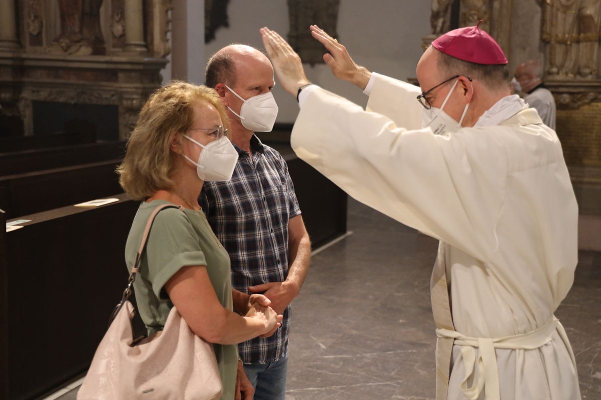 2621/0619 Ehejubilare Bischof 28. Juni Abend_27998 Mit rund 100 Ehepaaren aus der ganzen Diözese hat Bischof Dr. Franz Jung am Montagabend, 28. Juni, einen Gottesdienst im Würzburger Kiliansdom gefeiert. Eingeladen waren Ehejubilare, die in den Jahren 2020 und 2021 ihr silbernes Ehejubiläum feiern. Nach dem Gottesdienst ließen sich die Ehepartner von Bischof Jung und weiteren Priestern und Diakonen mit Abstand segnen.