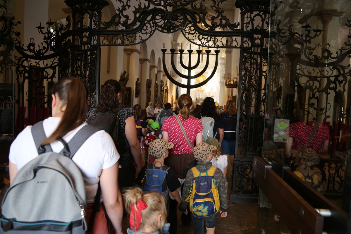 Rund 900 Kindergartenkinder haben am Freitag, 11. Juli, einen Gottesdienst mit Bischof Dr. Franz Jung in der Kirche Sankt Burkard gefeiert. Im Anschluss zogen sie über die Alte Mainbrücke in den Kiliansdom. 