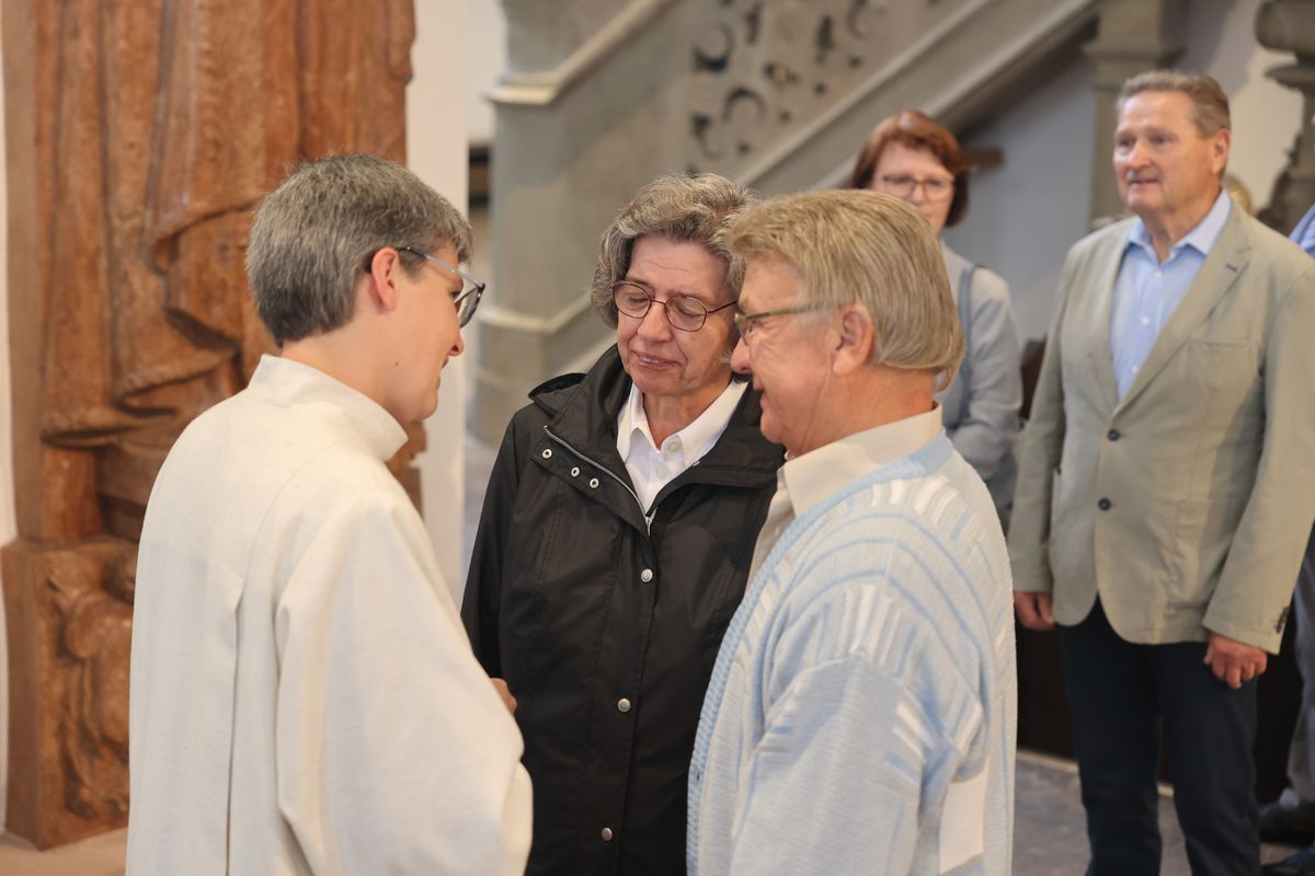 Seelsorgerinnen und Seelsorger spendeten nach dem Gottesdienst den Jubelpaaren individuell den Segen. 