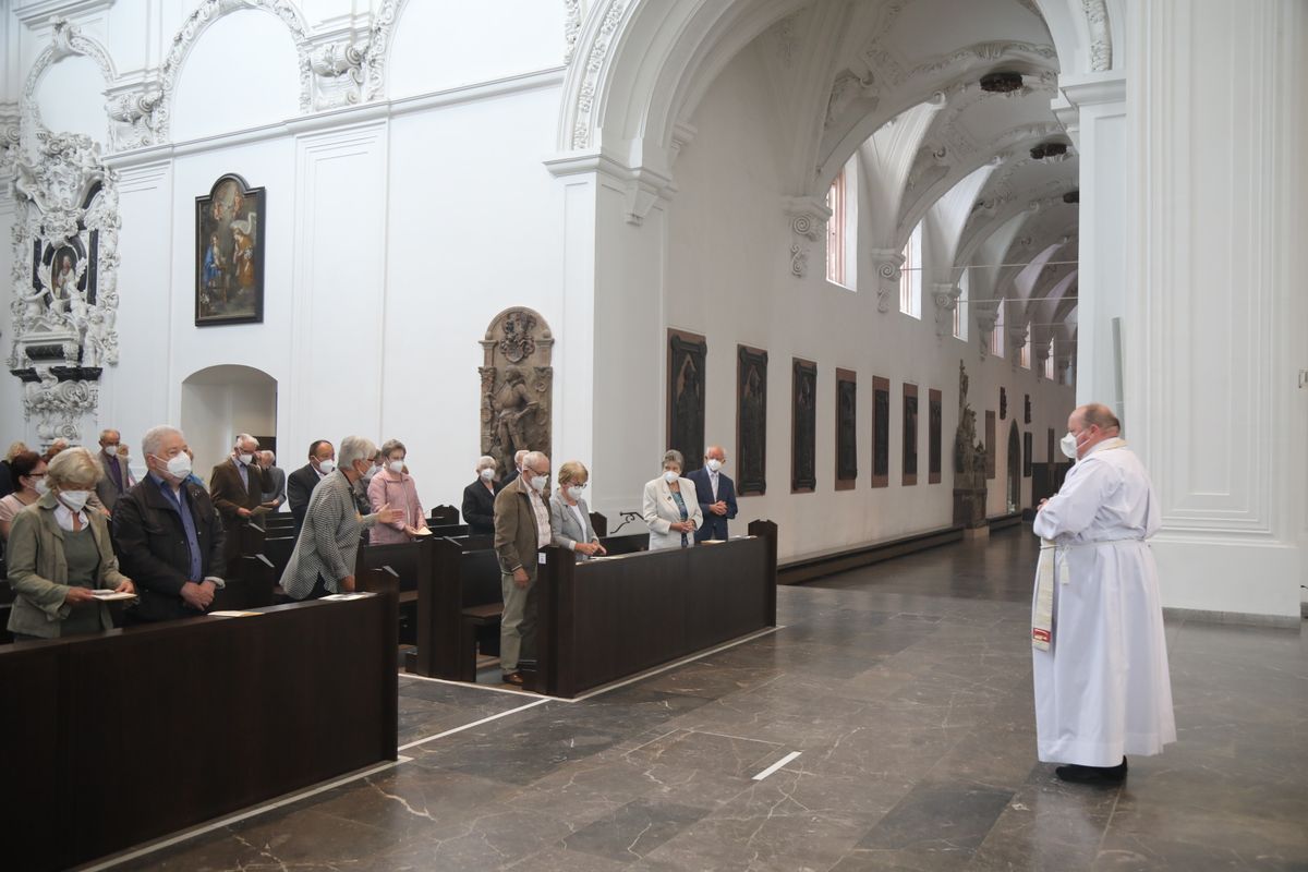 2621/0609 Ehejubilare Weihbischof Boom_27467 Weihbischof Boom und weiteren Priester und Diakone weihen Ehejubilare, die ihr goldenes, diamantenes oder eisernes Ehejubiläum feiern.