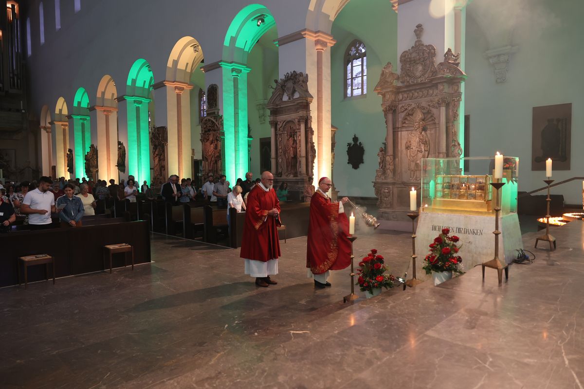 Die "Nacht der Hoffnung" am Samstagabend, 13. Juli, der Kiliani-Wallfahrtswoche lud zu Besinnung, Gebet und Kraftschöpfen in den Kiliansdom ein. Viele Passanten nutzten das Angebot, das um Mitternacht endete.
