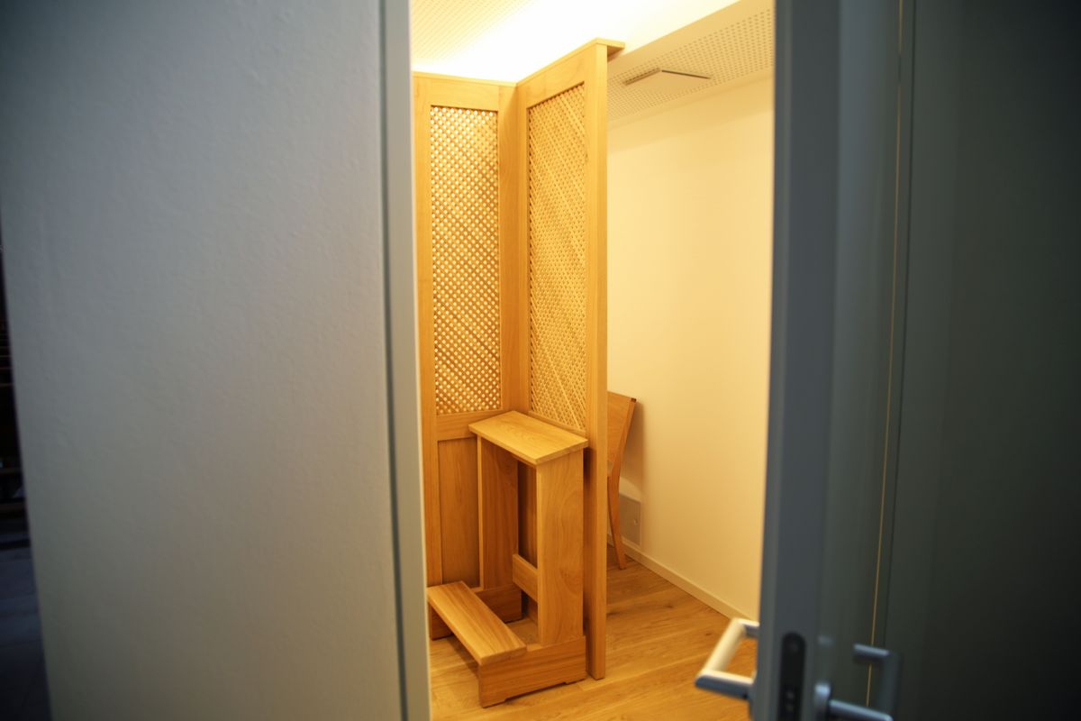 Blick in das neue Beichtzimmer. Hier kann man bei der Beichte sowohl sitzen als auch knien. Blick in das neue Beichtzimmer. Hier kann man bei der Beichte sowohl sitzen als auch knien.