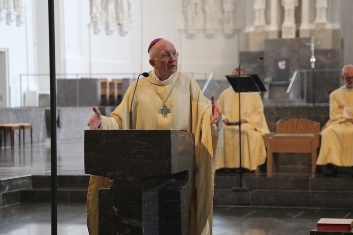 Weihbischof em. Ulrich Boom hat am Freitagnachmittag, 5. Juli, mit knapp 400 Ehepaaren im Würzburger Kiliansdom ihre goldenen und diamantenen Ehejubiläen gefeiert.