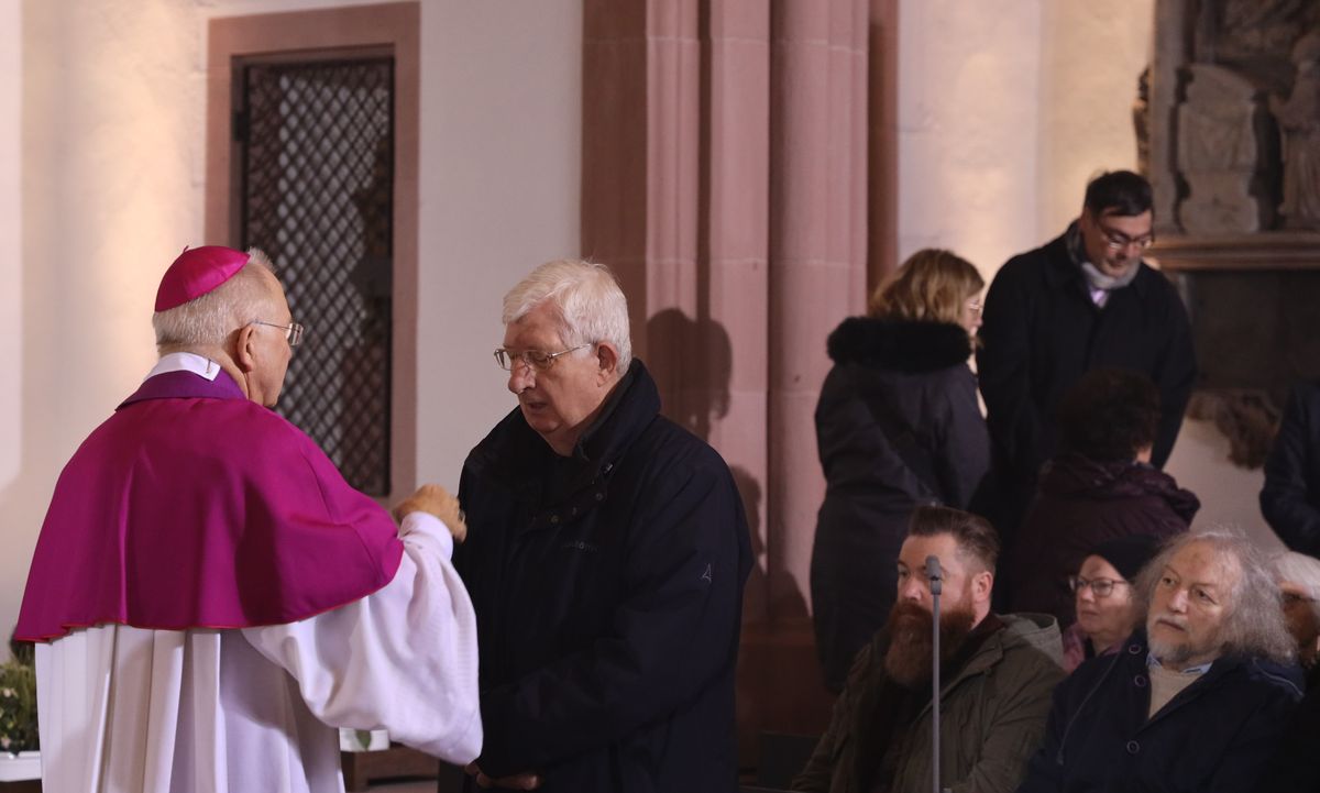 Weihbischof Ulrich Boom beim Auflegen des Aschenkreuzes.
