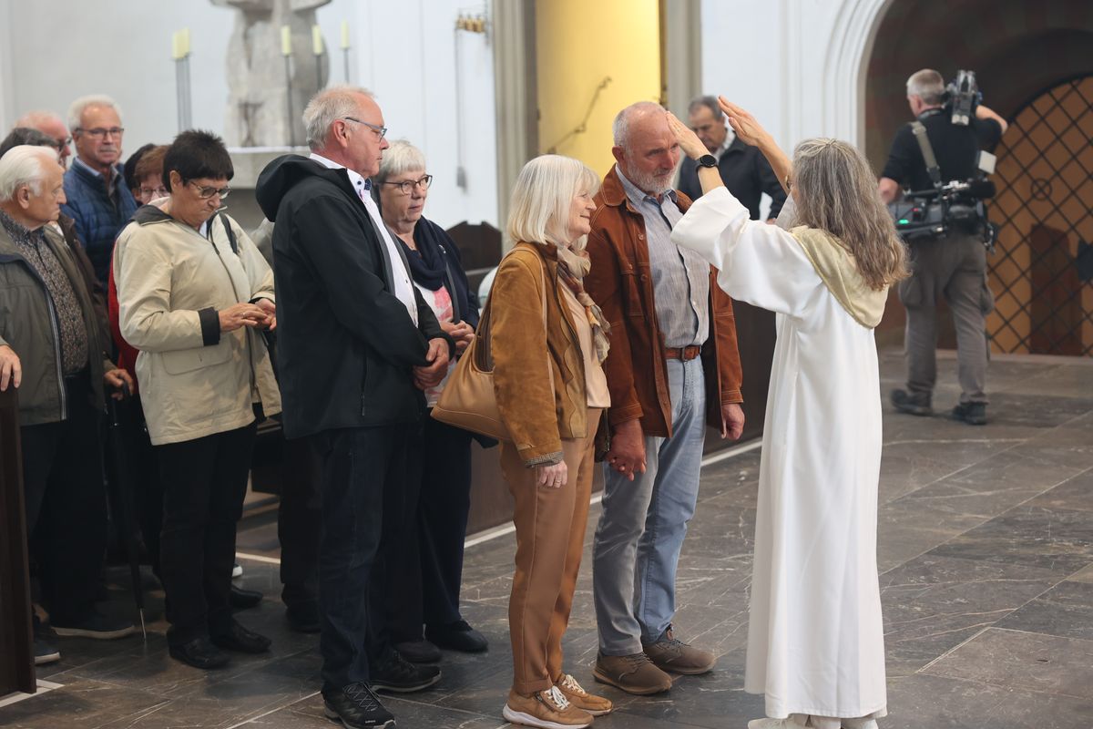 Seelsorgerinnen und Seelsorger spendeten nach dem Gottesdienst den Jubelpaaren individuell den Segen. 