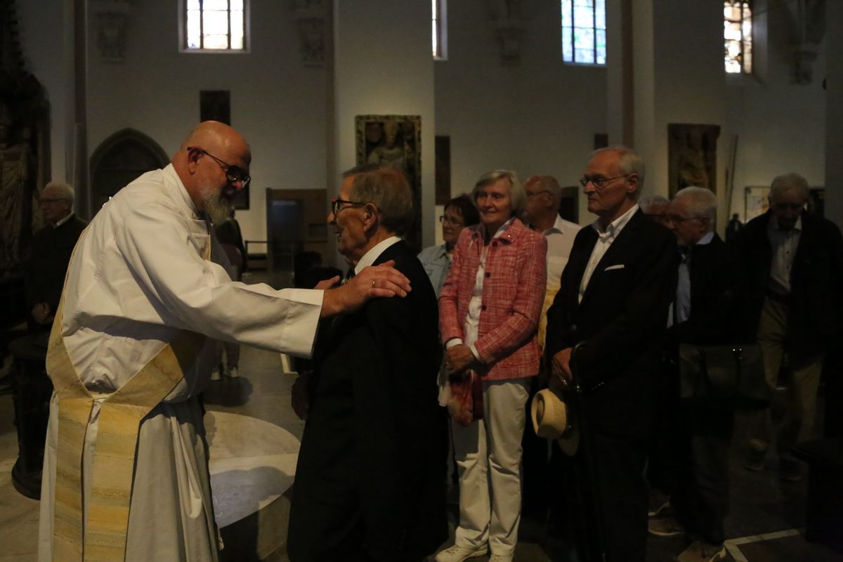 Bischof Dr. Franz Jung hat am Donnerstagnachmittag, 4. Juli, mit etwa 320 Paaren im Kiliansdom ihr goldenes oder diamantenes Ehejubiläum gefeiert.